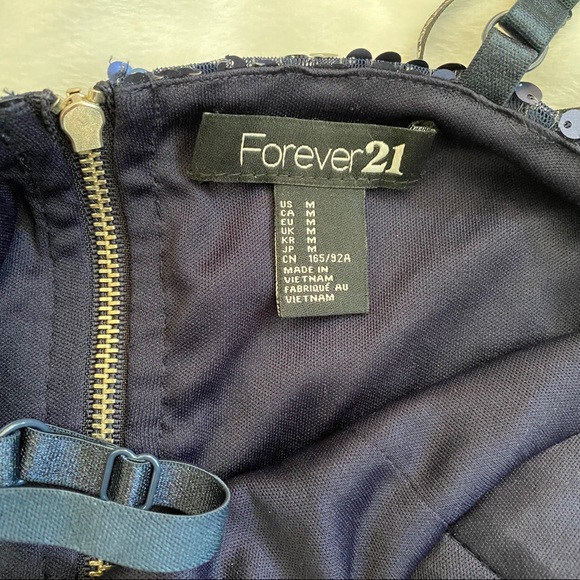 3/$25.00 🛍 
Forever 21 Sequenced Cropped Top - Picture 6 of 7